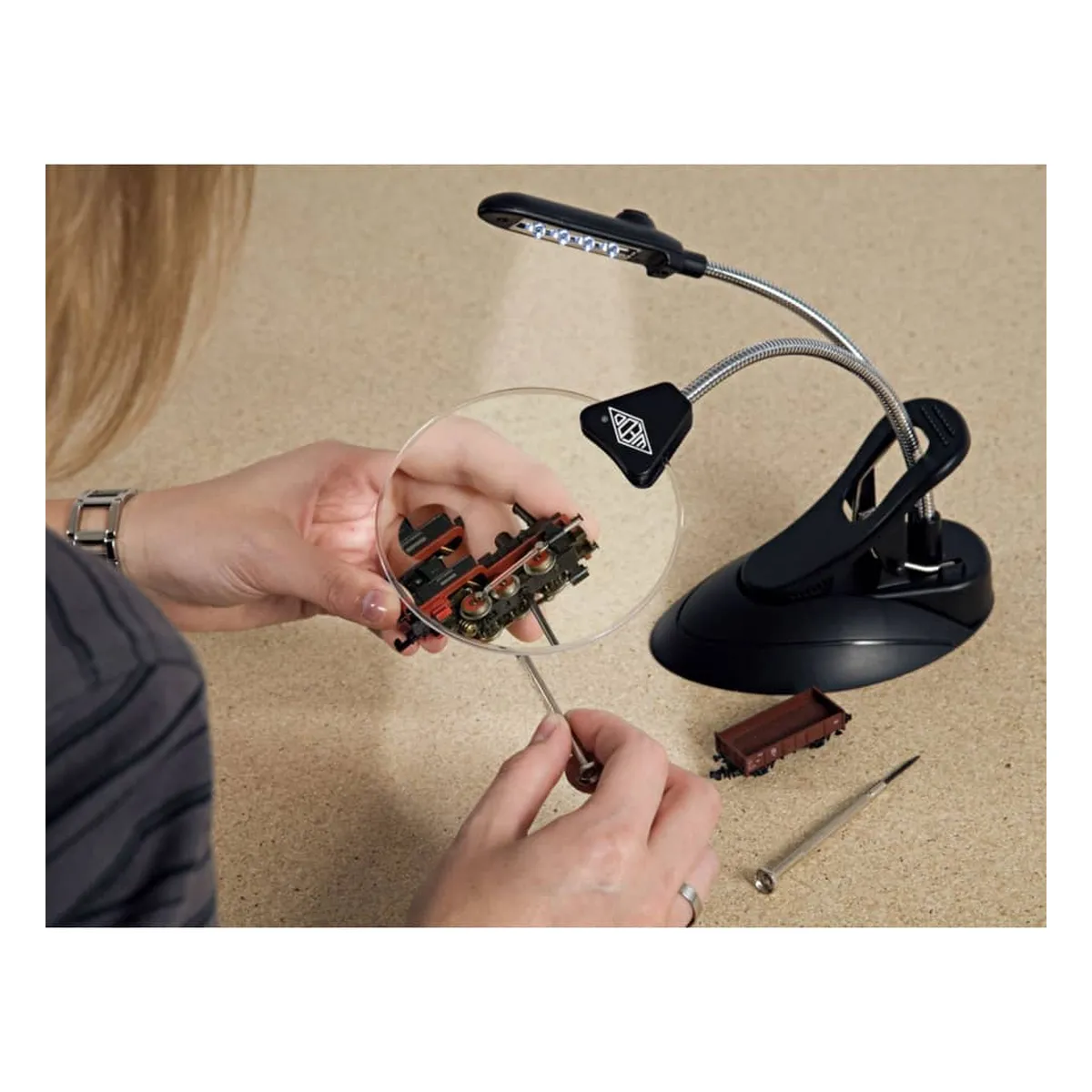 WEDO Tischlupe Ø 10,2 cm mit LED-Licht - 2-/4-fach, schwarz