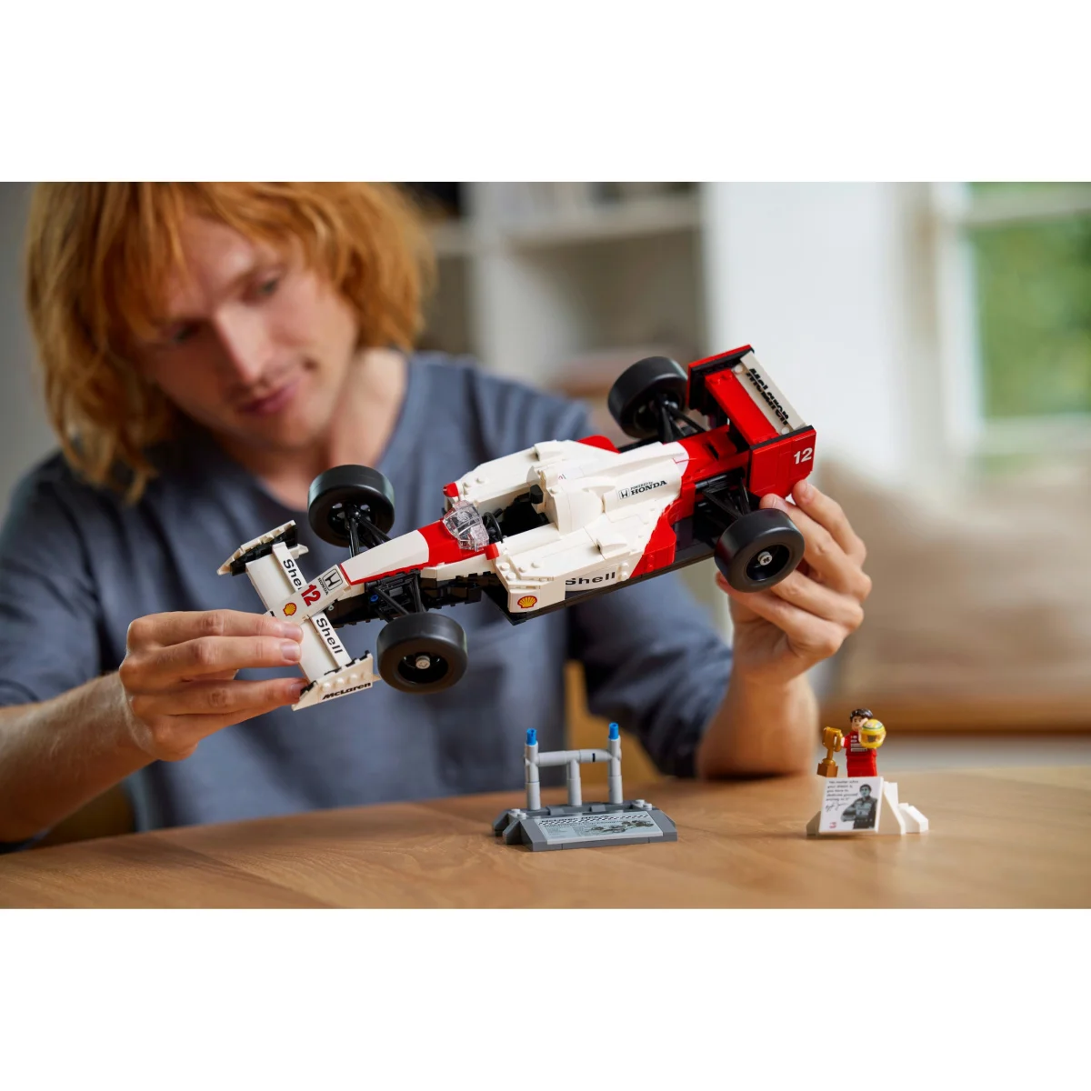 LEGO® Icons McLaren MP4/4 & Ayrton Senna 10330 LEGO® Icons McLaren MP4/4 & Ayrton Senna 10330