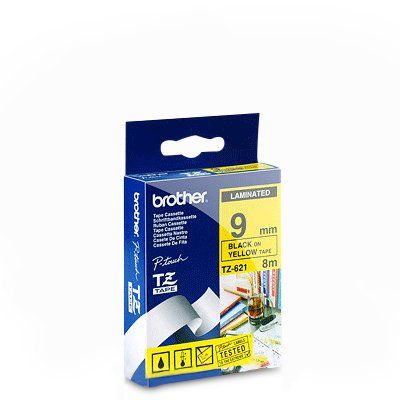 Brother Schriftband 9 mm TZE-621 in Verpackung vor einem weißen Hintergrund