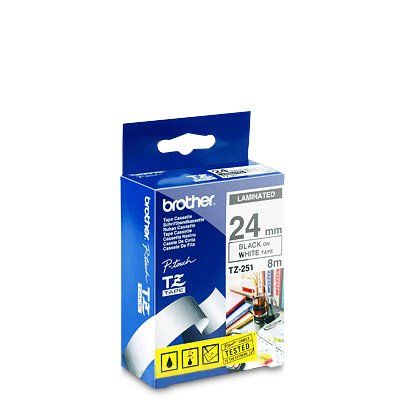Brother Schriftband 24 mm TZE-251 in Verpackung vor einem weißen Hintergrund