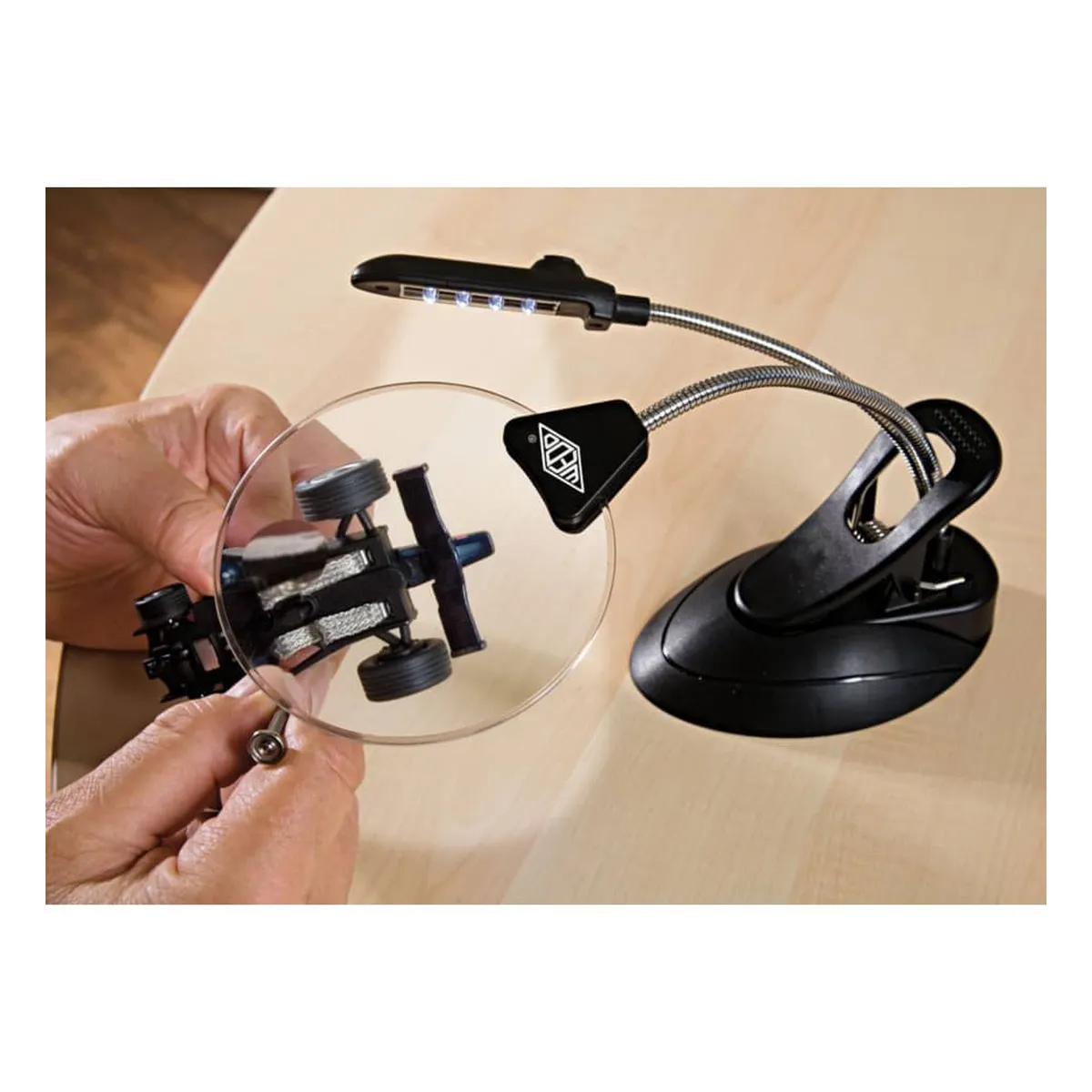 WEDO Tischlupe Ø 10,2 cm mit LED-Licht - 2-/4-fach, schwarz