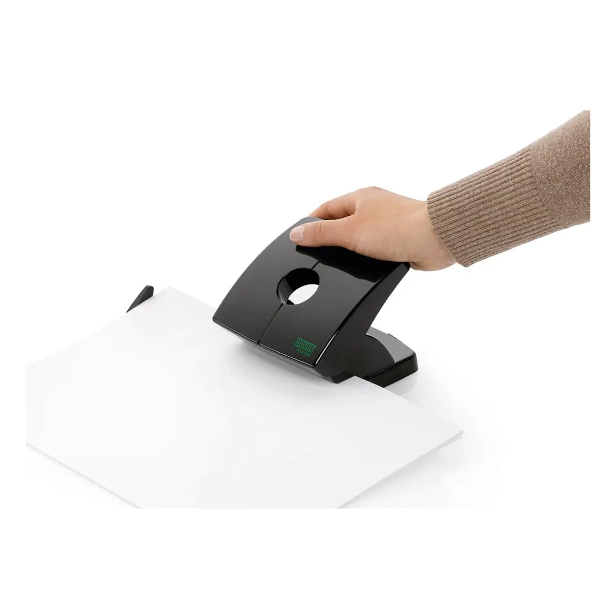 Novus Locher B230 re+new - 30 Blatt, 4-fach Lochung möglich, Anschlagschiene, schwarz
