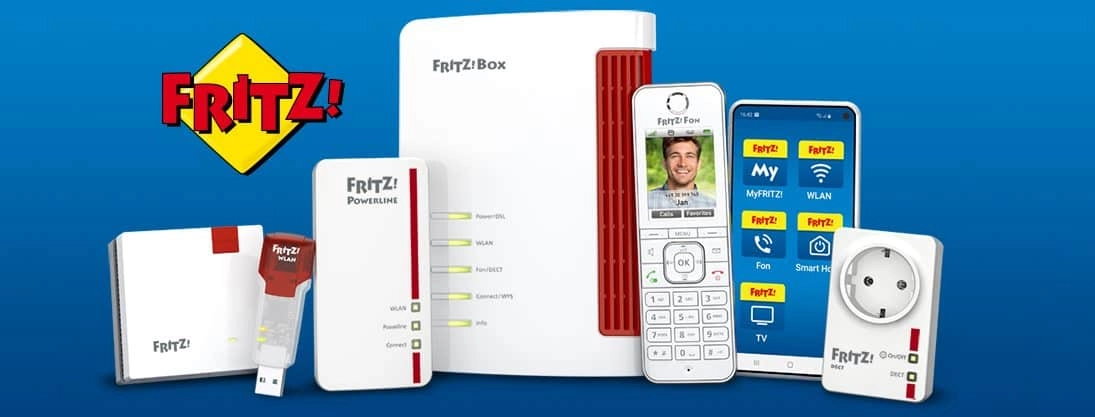Fritz WLAN-Router, USB-Stick, Telefon, Smartphone und Stecker vor blauem Hintergrund mit Fritz! Logo in der oberen linken Ecke